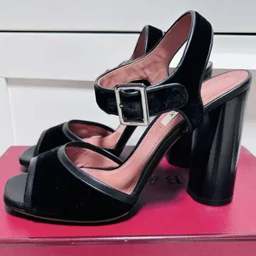 미사용 새상품 BALLY 블랙 샌들 11cm 힐 24.5cm