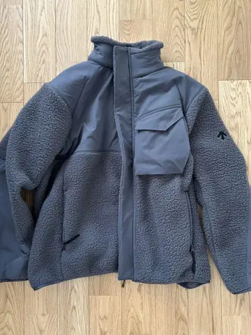 데상트 얼터레인 SHAGGY BOA FLEECE JACKET (그레이)