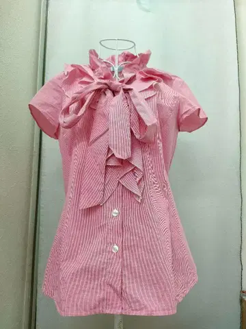 프릴 리본 포함 핑크 반팔 셔츠 나라 까미체 핑크 블라우스