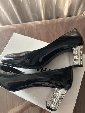블랙 에나멜 크리스탈 힐 펌프스 24.5cm