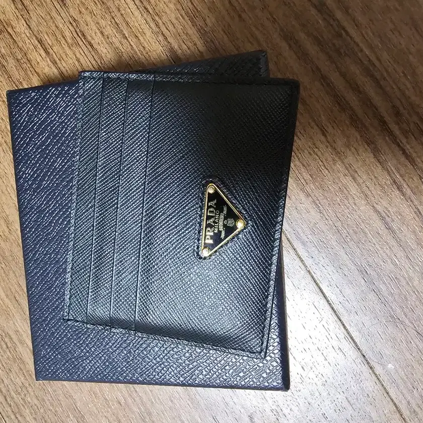 レアカラー　プラダPRADA マネークリップ　財布　ウォレット プラダ】日本限定カラーのウォレットが登場！最強開運日に向け手