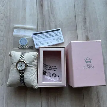 Venus TIARA 아날로그 시계 실버/골드