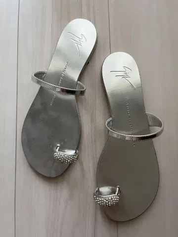 쥬세페 자노티 가죽 톤 샌들 비쥬 플랫 실버
