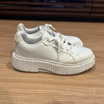 푸마 통굽 화이트 스니커즈 여성 사이즈 24cm 배송비 포함