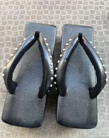 카렌 브로소 루미락 콜라보 카페 조리 블랙 스터드