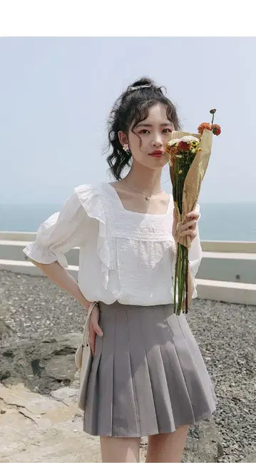 프릴이 달린 화이트 셔츠와 그레이 스커트