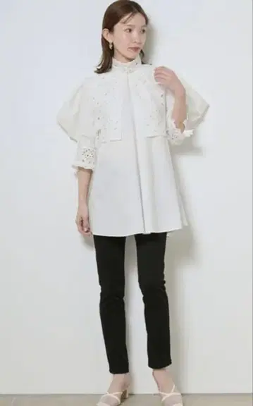 스나이델 자수 레이스 화이트 셔츠 7부 소매