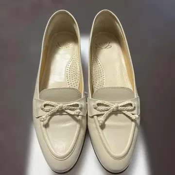 ALKA 23cm 크림색 가죽 로퍼 낮은 힐