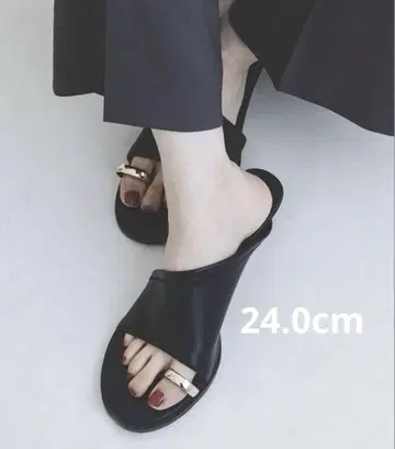 LE VERNIS/르 베르니 Toe ring sandals 블랙 24.0