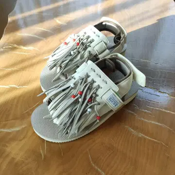 Suicoke 프린지 비즈 샌들 화이트