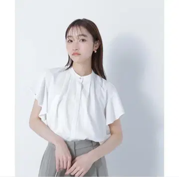 내추럴 뷰티 베이직 프릴 슬리브 메탈 포인트 블라우스