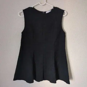 UNITED ARROWS 블랙 슬리브리스 페플럼 탑