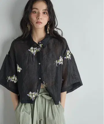 플라워 자수 시어 셔츠