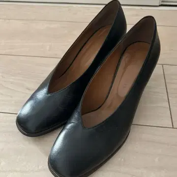 블랙 가죽 와이드 힐 펌프스