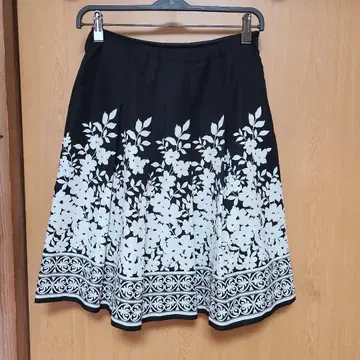 수프 플레어 스커트 블랙과 화이트 플라워 무늬 무릎 기장