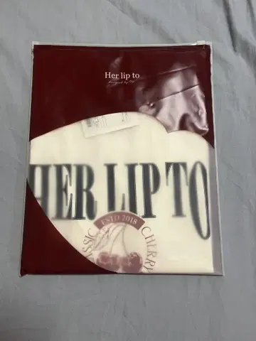 그녀의 입술에 베이직 체리 티 화이트
