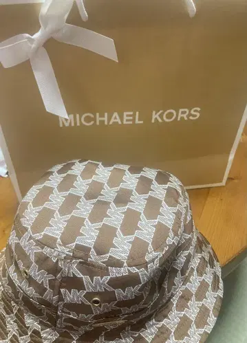 마이클코어스 버킷햇 브라운 MK 로고