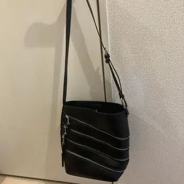 블랙 숄더백 지퍼