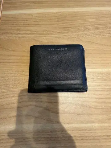 타미힐피거 블랙 접이식 지갑
