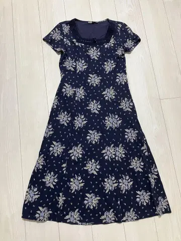 LAURA ASHLEY 네이비 꽃무늬 반팔 원피스