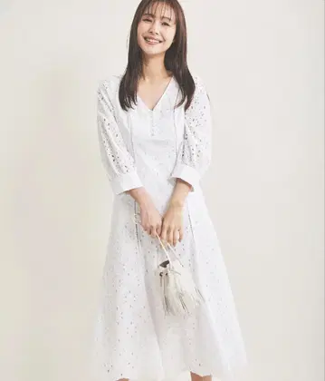 더 버지니아 화이트 레이스 미디 드레스 36