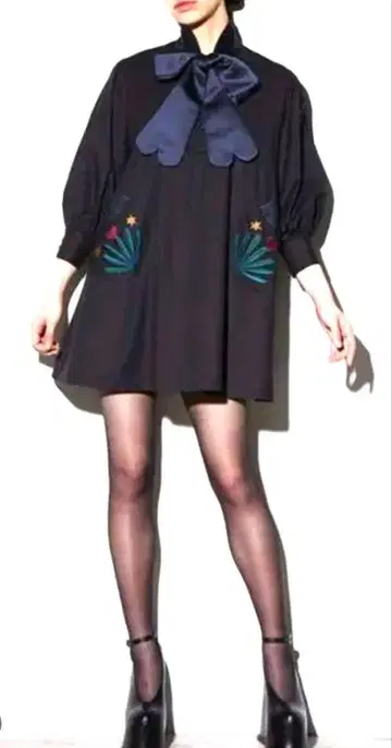파메오 포즈 원피스 자수 네이비