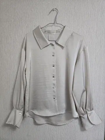 아이보리 긴팔 셔츠 새틴 셔츠 골드 컬러 로고 참 포함