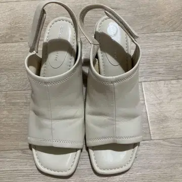 아이보리 가죽 오픈토 샌들