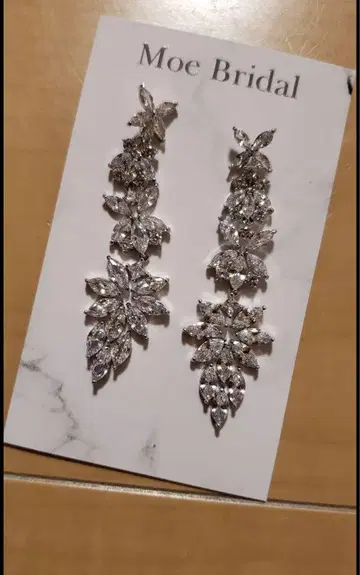 Moe Bridal 흔들리는 크리스탈 장식 귀걸이