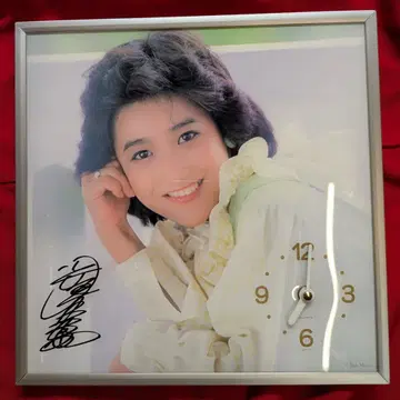 오카다 유키코 공식 패널 시계