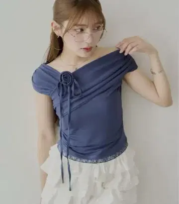 Chico 로즈 초커가 달린 원숄더 밑단 레이스 T