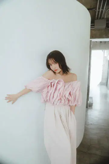 어깨가 드러나는 블라우스 (동일한 볼륨)