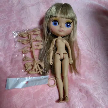 아이시 인형, 일광화상 피부, 금발 스트레이트