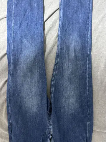 파란색 슬림 핏 데님 팬츠