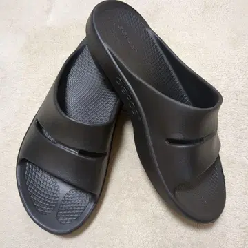 Oofos 블랙 컴포트 샌들