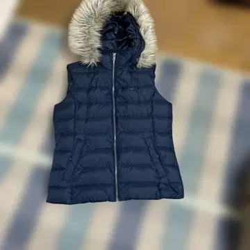 럭셔리 다운 베스트 새상품급 타미힐피거 23구 이네드
