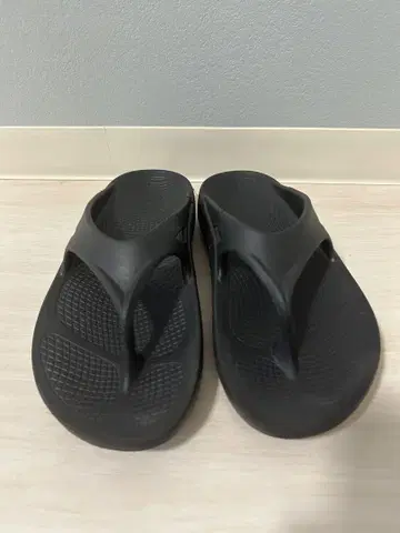 새상품급 우포스 비치 샌들