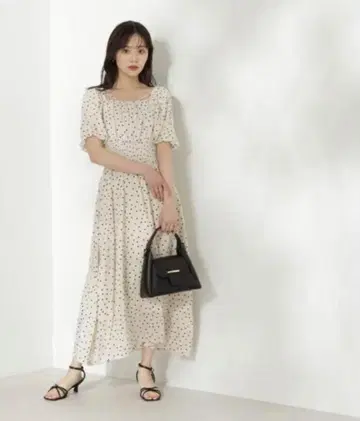 퍼프 슬리브 도트 무늬 원피스 / 프로포션 바디 드레싱