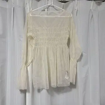아이보리 셔링 플레어 슬리브 블라우스