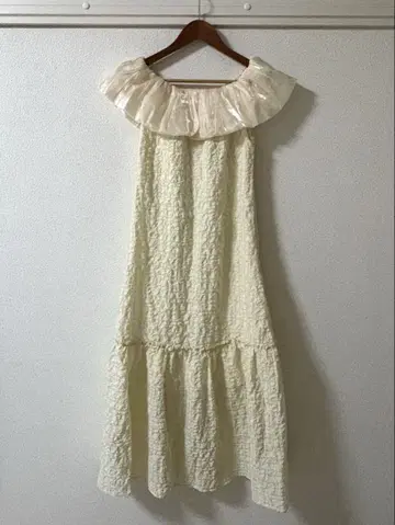 아이보리 프릴 슬리브리스 원피스