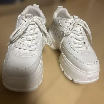자라 통굽 화이트 스니커즈