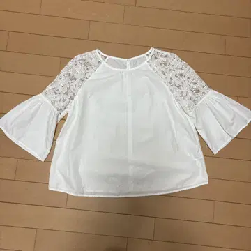 화이트 레이스 플레어 슬리브 블라우스
