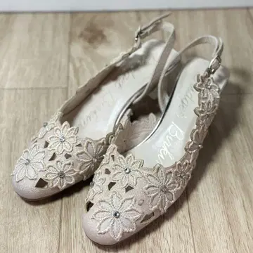 브리짓 버킨 플라워 컷워크 라메 펌프스 베이지 24cm