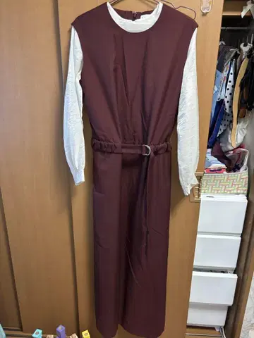 버건디 긴팔 살로펫 벨트 포함