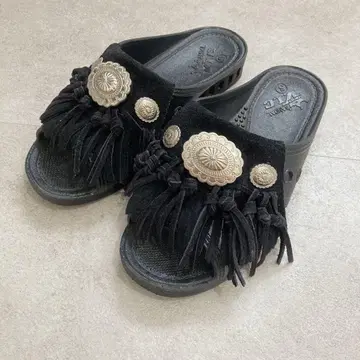 블랙 스웨이드 네이비 콘초 벤치 슬리퍼 프린지 샌들 슬립온
