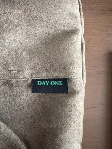 DAY ONE 카키 스웨이드풍 베스트