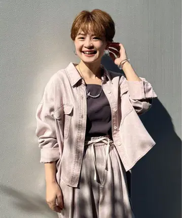 트윌 소재의 짧은 셔츠형 자켓