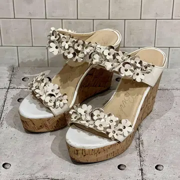 브리짓 버킨 꽃 장식 화이트 웨지 힐 뮬 22cm