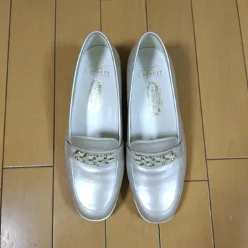 새상품, 긴자 요시노야의 샹팡 색 모카신