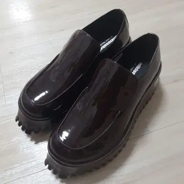 다크 브라운 통굽 슬립온 로퍼